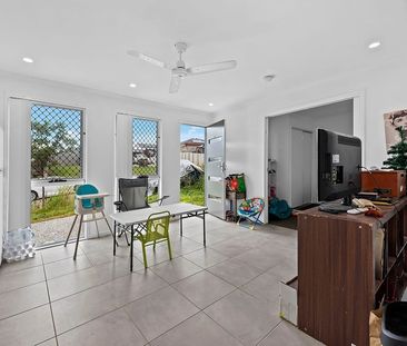 Modern Home with Air Conditioning! - Photo 1