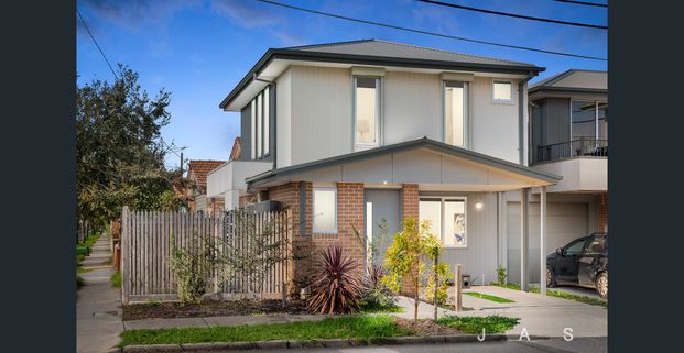 Yarraville Life Awaits - Photo 1