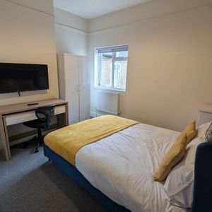 1 bedroom in a house share to rent - Photo 2