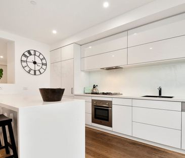 LIVING ON THE WATER'S EDGE - Photo 3