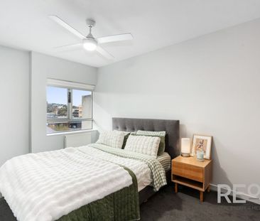 Architectural Masterpiece in St Kilda: Award-Winning Sustainable Li... - Photo 5