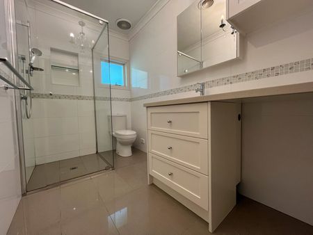 LOVELY THREE BEDROOM UNIT - 6 OR 9 MONTH LEASE - Photo 5