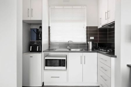 Top-Floor Spacious Apartment in Prime Richmond Location with small car space *NOTE INDUCTION COOKTOP INSTALLED* - Photo 2