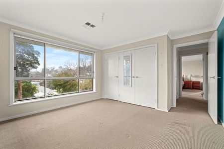 Sunny Spacious Family Home - Photo 4