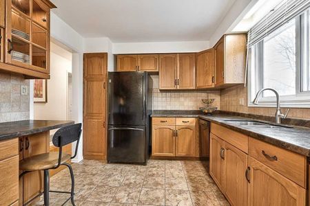 For Lease - 1261 Richards Crescent, Oakville, Ontario - Photo 2