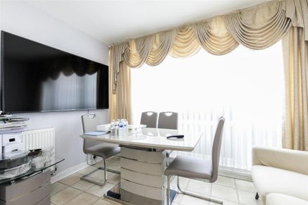 3 bedroom flat to rent - Photo 4
