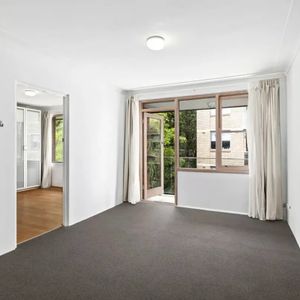 Private Top-Floor Apartment with Village Convenience - Photo 2