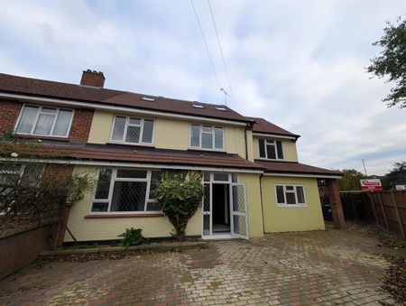 Court Mead, Northolt UB5, London - Photo 3