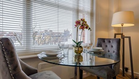 Elegant Studio Apartment in the Heart of Mayfair, W1J 5NA - Photo 2