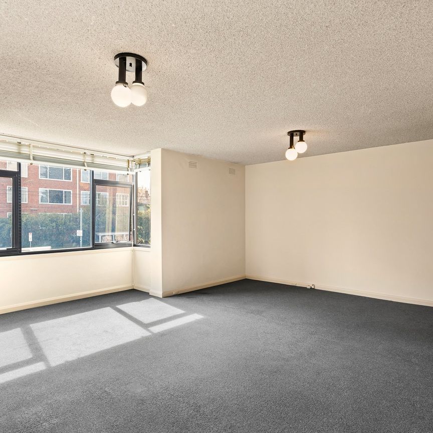 Light and Bright Refreshed Apartment - Photo 1