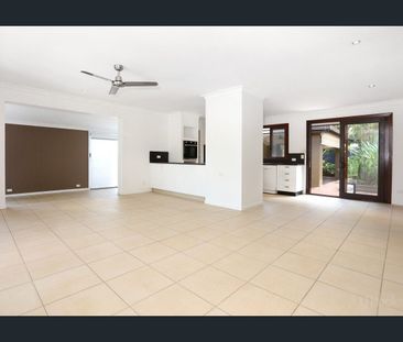 A GREAT FAMILY HOME WITH A SPARKLING POOL & SO CLOSE TO THE BOAT RAMP! - Photo 2