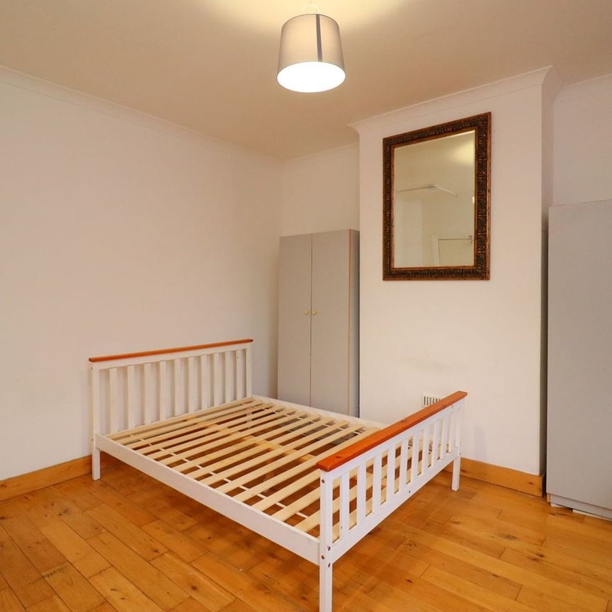 Room in a Shared House, Leigham Vale, SW16 - Photo 1
