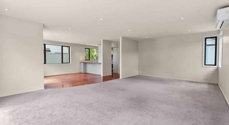 Large and Light Filled - Easy 10 minute walk to the Beach! - Photo 2