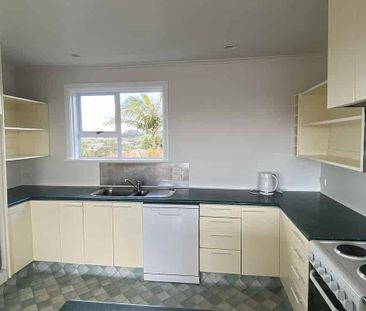 5-Bedroom, 2-Bathroom Family Home in Stanmore Bay - Photo 5