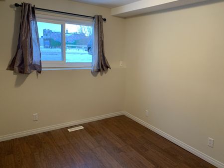 Amazing Find in Red Deer! 3 Bedrooms, 1 Bath!! - Photo 3