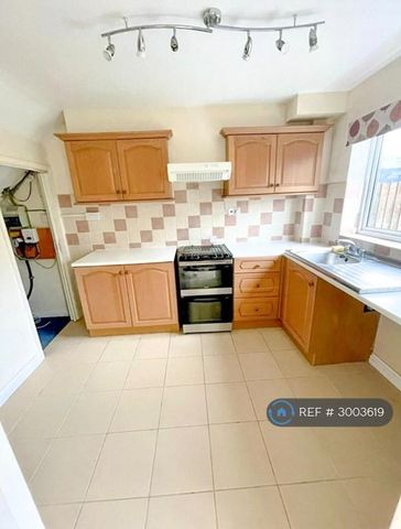 3 bedroom terraced house to rent - Photo 3