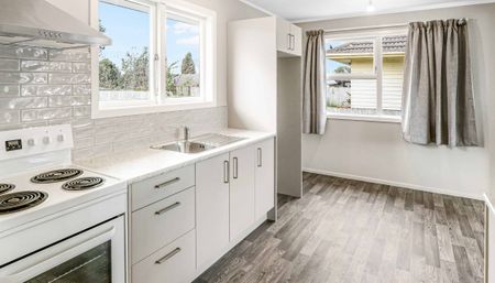 Three bedroom home in Otara! - Photo 2