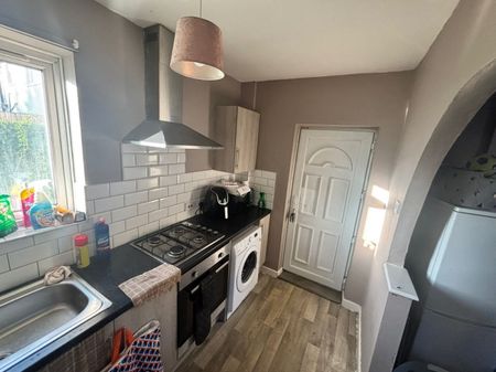 3 bed Semi-Detached - To Let - Photo 2