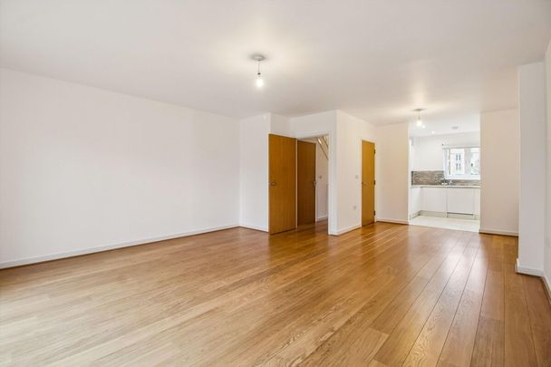 A fabulous four bedroom family home benefiting from off-street parking, located in Isleworth. - Photo 1