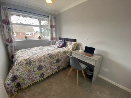 5 bed terraced house to rent in Northfields, Norwich, Norfolk - Photo 2