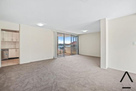 Renovated Three Bedroom Apartment in Idyllic Waterfront Building - Photo 2