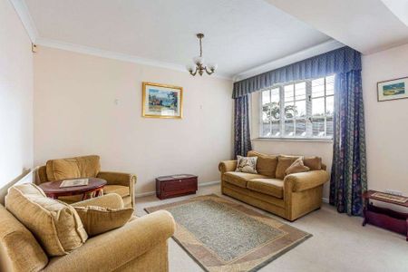 Fabulous two bedroom apartment in an exclusive gated development overlooking the park and lakes of Verulamium. - Photo 5