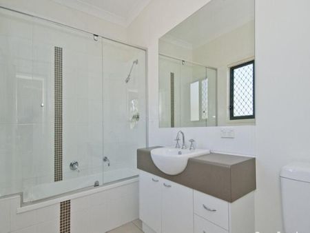 Family Home in quiet small complex - Photo 5