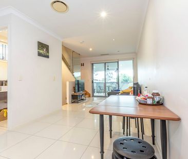 Modern, furnished townhouse for rent - Photo 2
