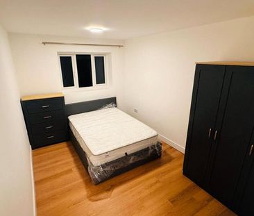 8 bedroom semi-detached house to rent - Photo 5