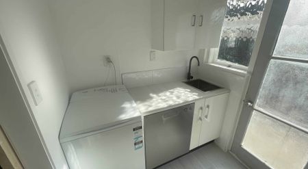 Updaded Gem in Otahuhu ! 2 Bedroom + Internal Garage - Photo 3