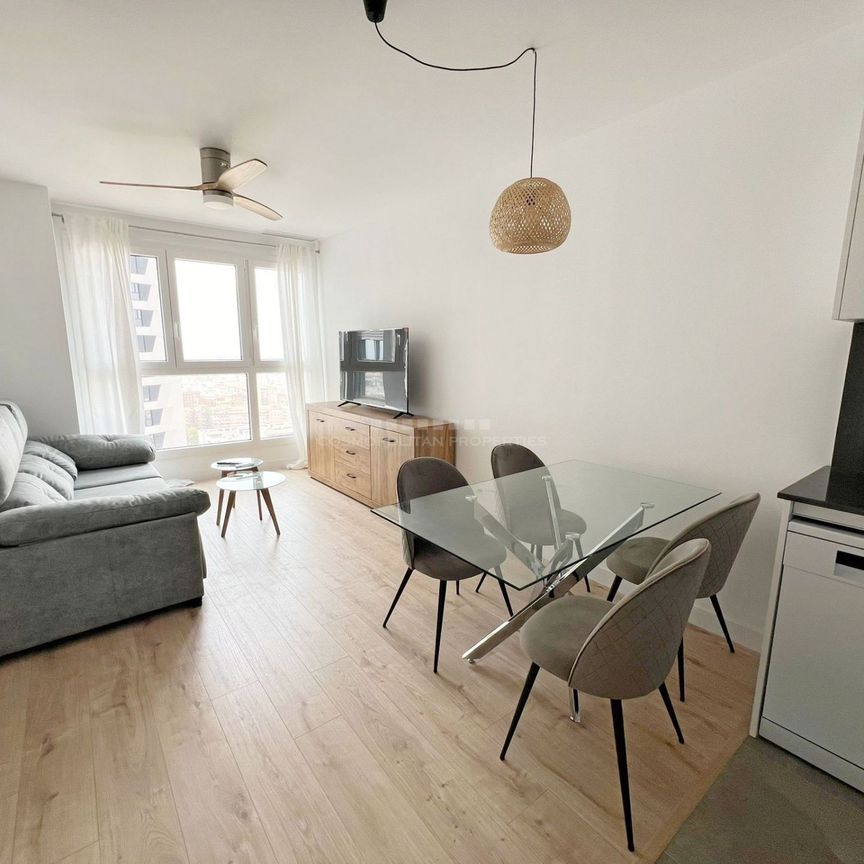 ¡Oportunidad única de vivir en el edificio residencial más alto de Andalucía! - Foto 1