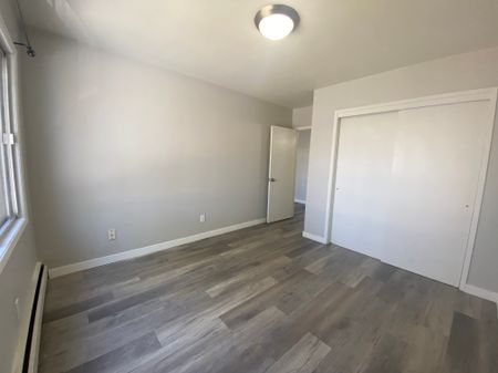 Style Manor - Photo 3