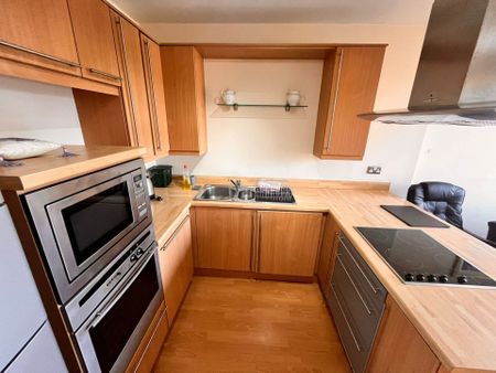 Price £1,075 pcm - Available 01/11/2025 - Furnished - Photo 3