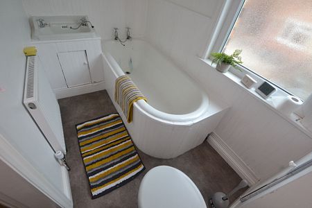24 Dunlop Avenue, NG7 2BW, NOTTINGHAM - Photo 2
