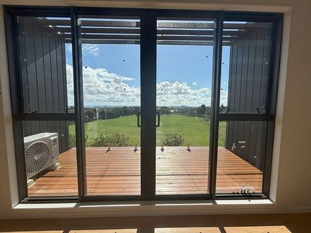 Brand-New Modern 3-Bedroom 3 bathroom in Howick - Photo 3
