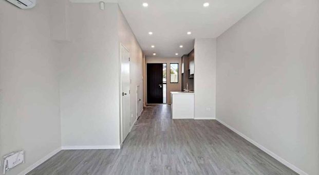 3-Bedroom Townhouse+1 Study in Te Atatū Peninsula! - Photo 1