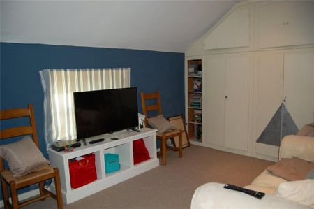5 bedroom detached house to rent - Photo 2