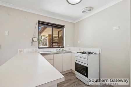 COSY FAMILY HOME IN CONVENIENT LOCATION - Photo 3