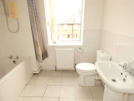 2 bed flat to rent in Emily Street, Newcastle upon tyne, NE6 - Photo 2