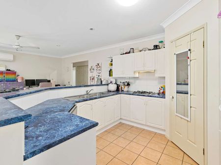 LARGE FAMILY HOME IN FOREST GARDENS - Photo 4