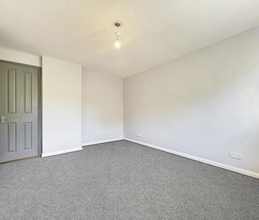 3 bedroom end of terrace house to rent - Photo 3