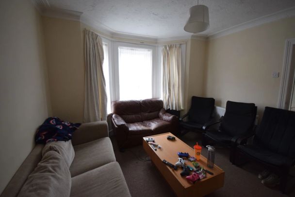 To Rent Markham Road, Winton, Bournemouth, BH9 £2,250 pcm Tenancy Info - Photo 1