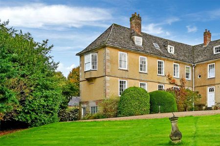 A charming portion of a wonderful country home on the edge of Wroughton, with super views of the neighbouring church. - Photo 4