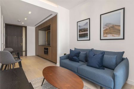 A luxury fourth floor studio apartment situated within the picturesque Lincoln Square. - Photo 2