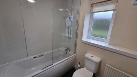 3 bedroom detached house to rent - Photo 3