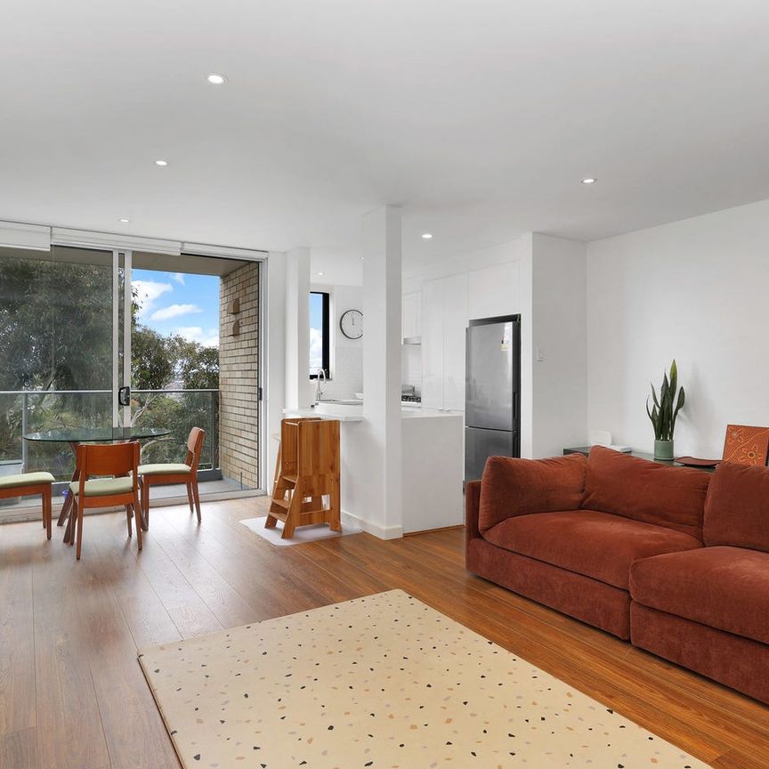 Walk to the Beach, Bright & Spacious 3-Bedroom Apartment in Maroubra - Photo 1