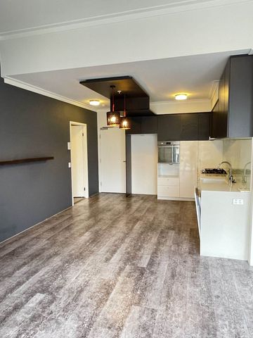 Top Floor Premium 2-Bedroom, 2-Bathroom Apartment with 1 Car Park - Photo 2