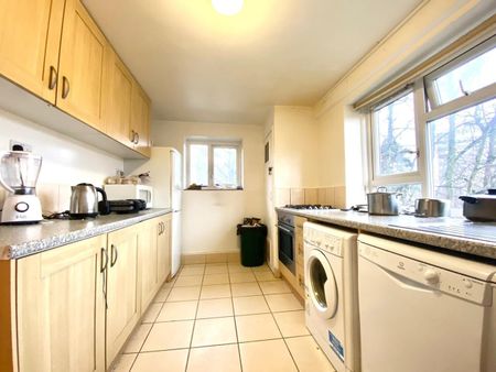 Room in a Shared Flat, West House Close, SW19 - Photo 5