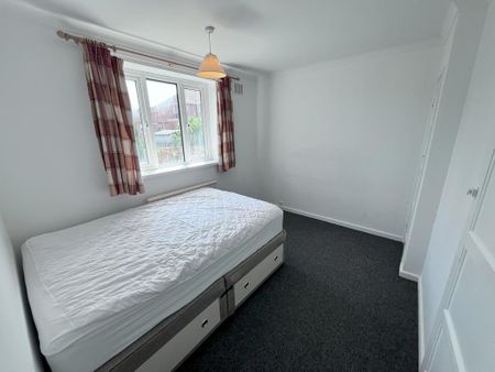 4 bedroom semi-detached house to rent - Photo 5