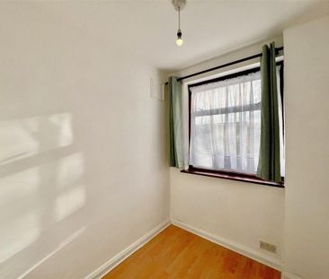 4 bedroom end of terrace house to rent - Photo 6